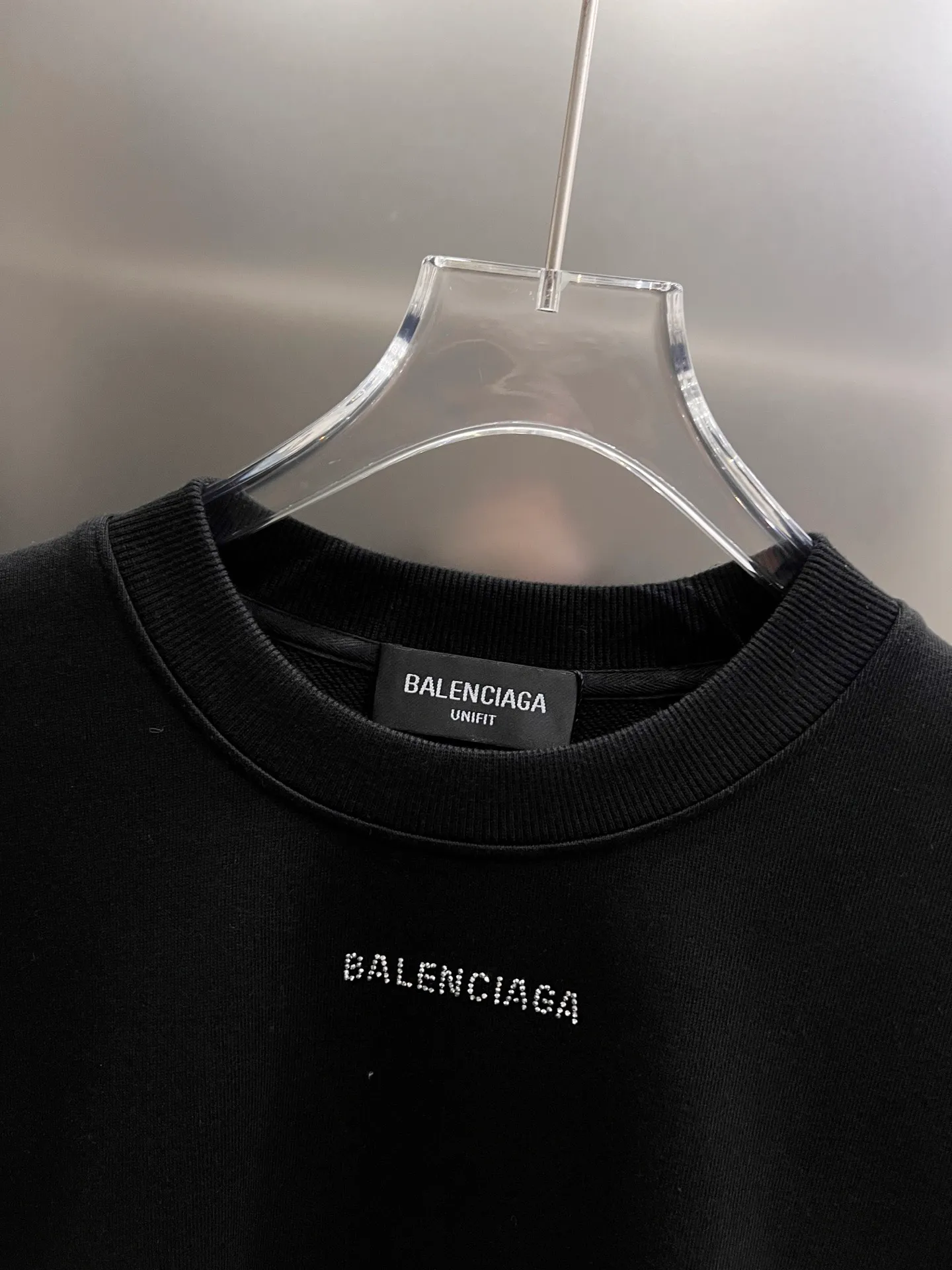 BAL Balenciaga 2026 Autumn and Winter New Arrival Round Neck Long Sleeve Sweater Classic Logo Hot Drilling Technology Same Style Loose Version for Men and Women S M L XL XXL Five Sizes Color: Black White